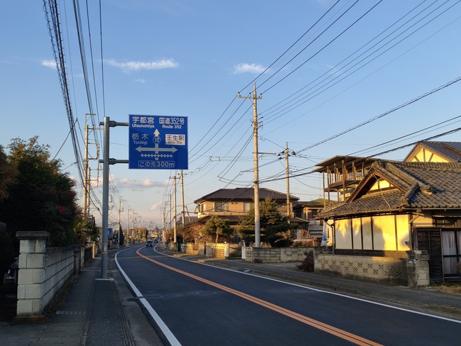 県道18号（小山壬生線）を進み、国道352号との交差点を壬生駅方面へ右折