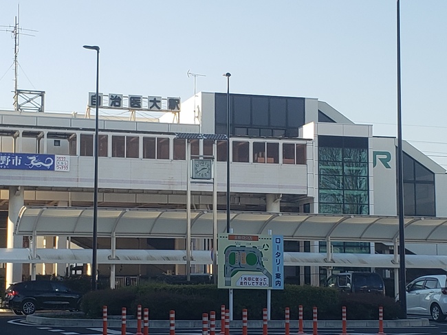 そのまま直進して自治医大駅に到着
