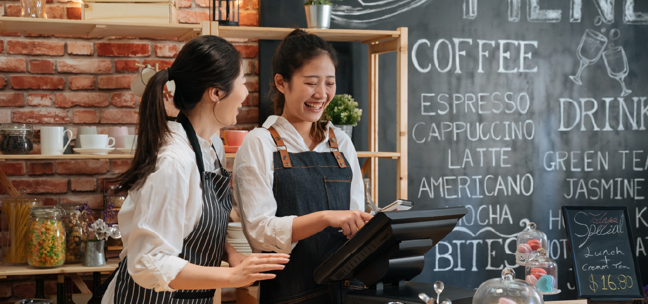 デスクで複数デバイスに表示されたホームページ制作のイメージ